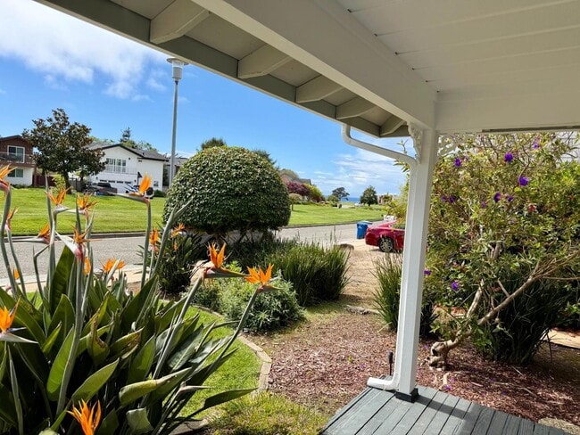 Building Photo - 213 Vía Lantana