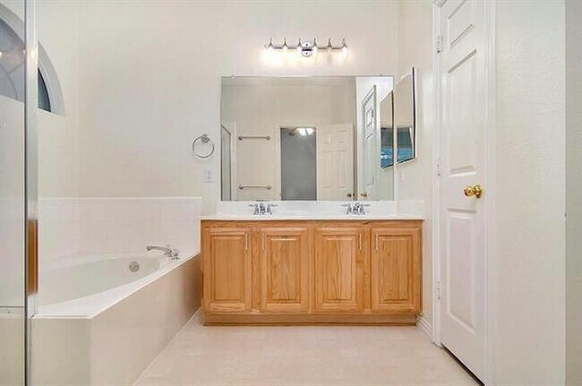 Building Photo - 8409 Island Ct