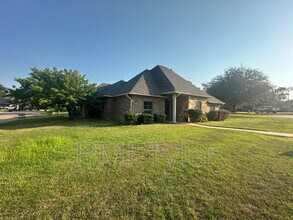 Building Photo - 2 Baylee Dr