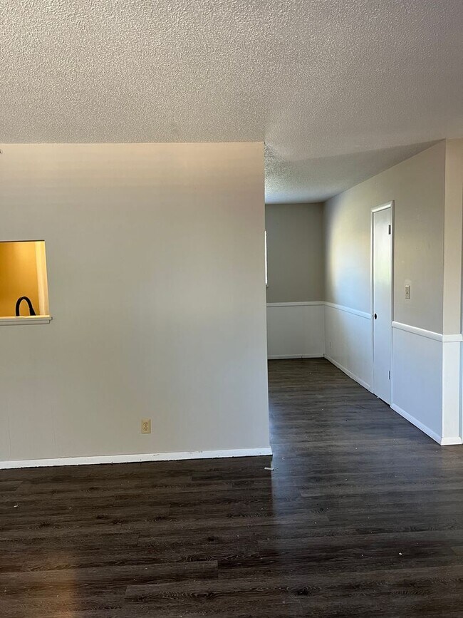 Foto del edificio - Remodeled 2 bedroom, 1 bathroom duplex