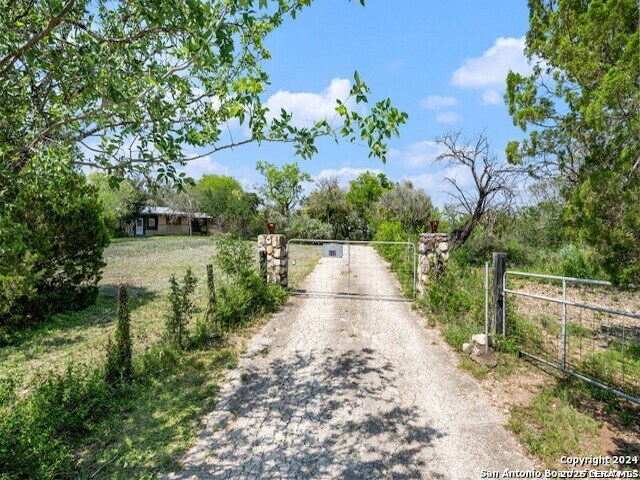 Foto del edificio - 932 Toepperwein Rd