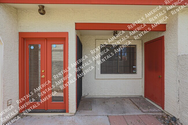 Building Photo - Cute 2 Bed 2 Bath Townhome in Tempe! This ...