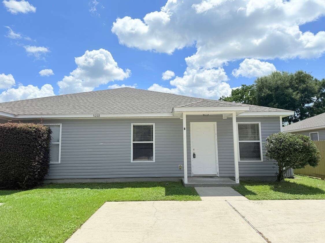 Primary Photo - Charming 2 Bed/2 Bath Duplex