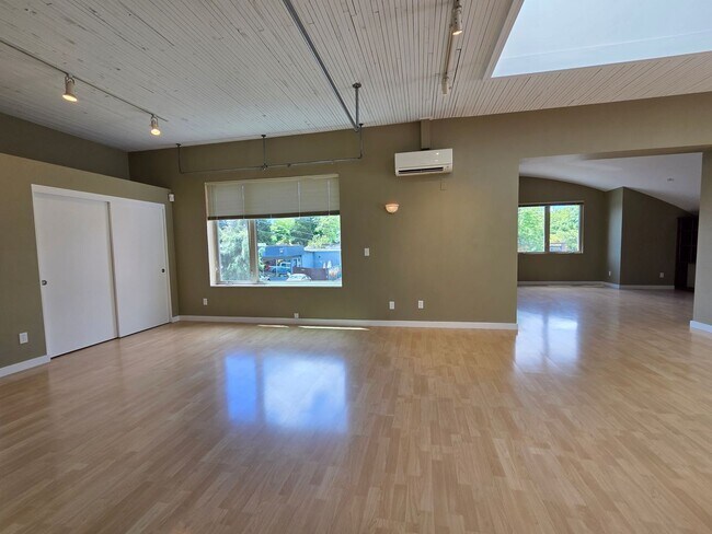 Building Photo - 750mon