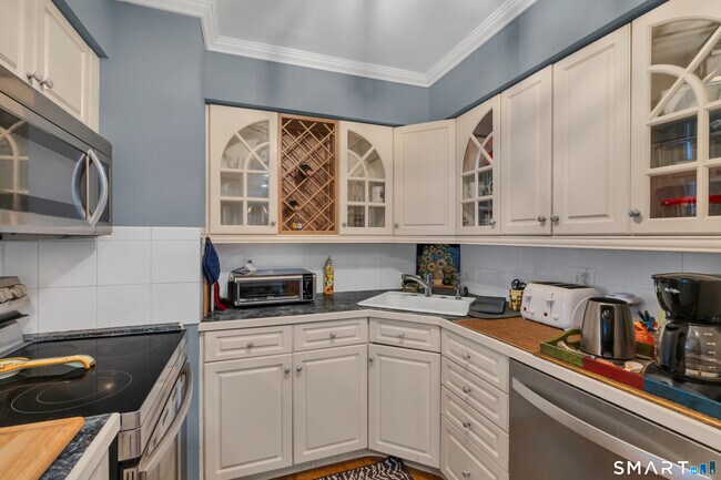 Building Photo - 92 Limewood Ave