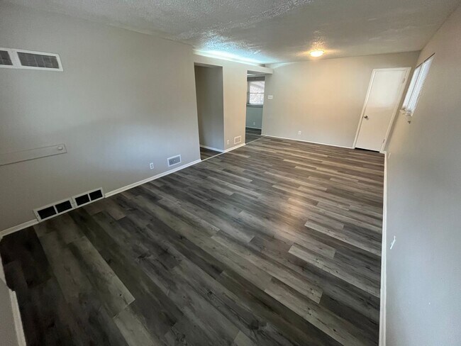 Foto del edificio - Renovated Three Bedroom Home with Basement...