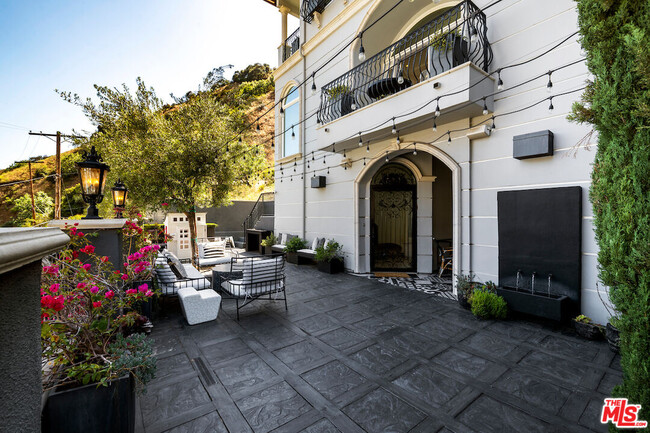 Foto del edificio - 2063 Wattles Dr