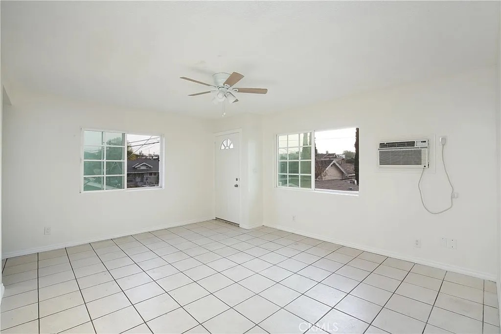 Living room - 2538 Malabar St