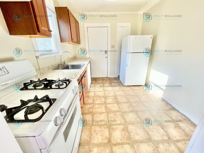 Foto del edificio - Charming Cottage with Private Yards, Parki...