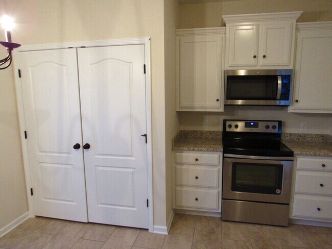 Building Photo - White House condo with 4 bedrooms, 1 car g...