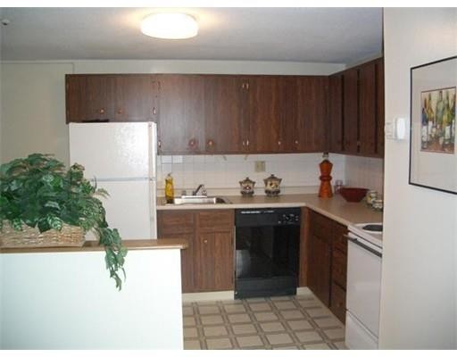 Building Photo - 61 E Meadow Ln