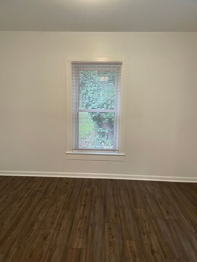 Foto del edificio - Adorable 2BR Home with Rocking Chair Front...