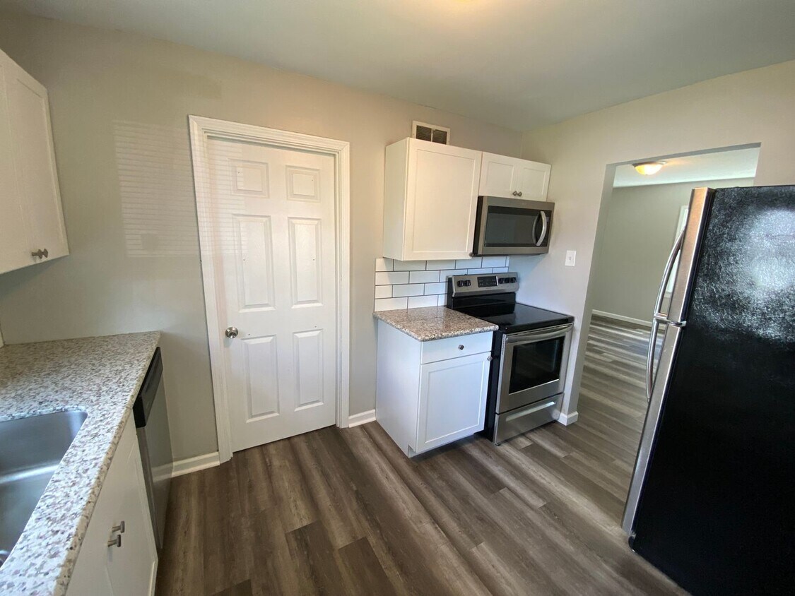 Foto principal - $250 off Move-in Special!!! Renovated 2 Be...