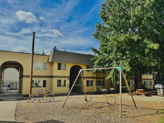 Building Photo - 2423 Wayside Terrace NE