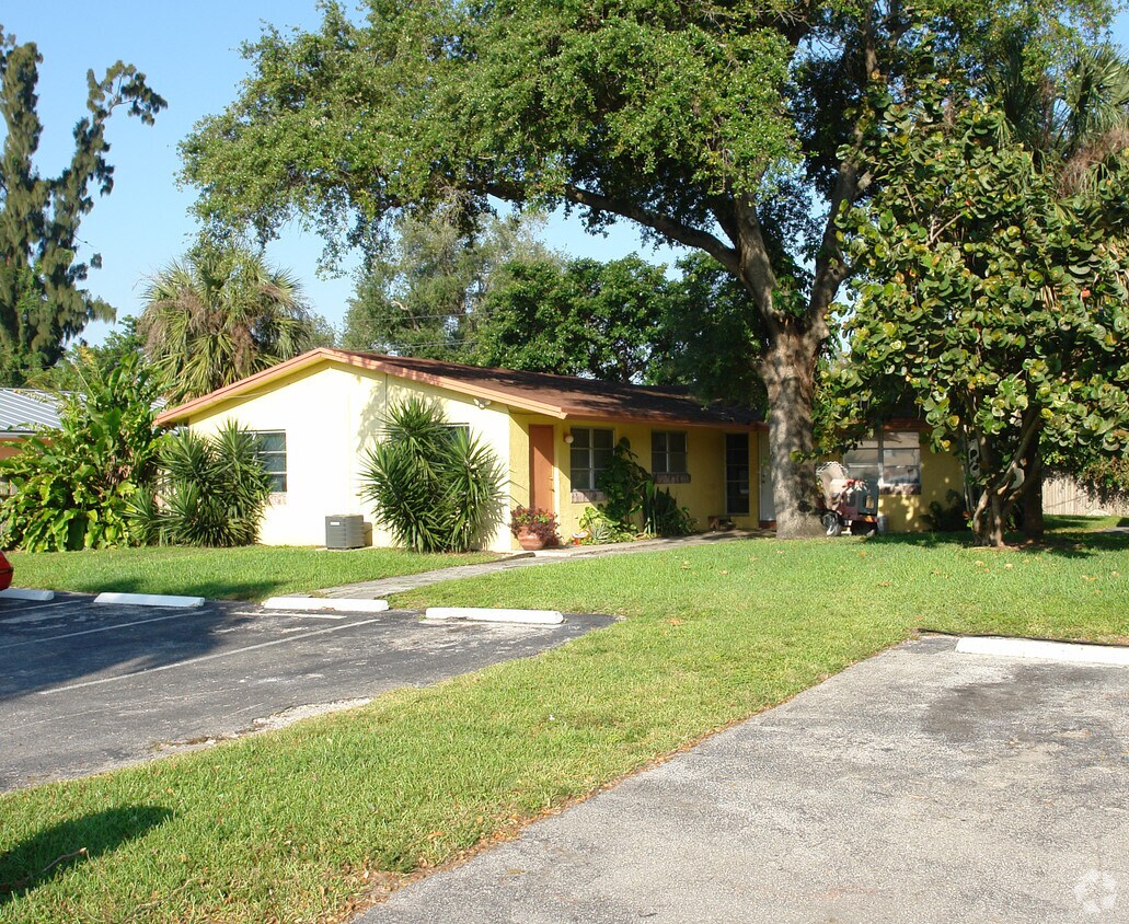 Primary Photo - 2435-2439 SW 42nd Ave