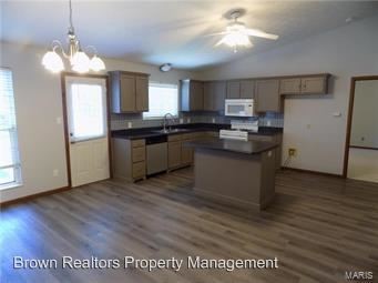 Building Photo - 3919 Benington Dr