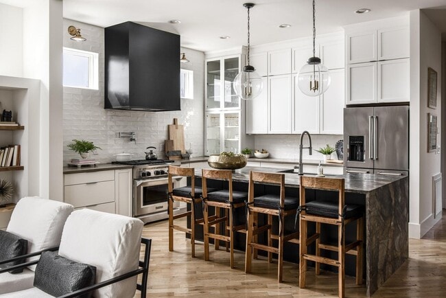 Foto del edificio - Urban City Living with roof top deck!