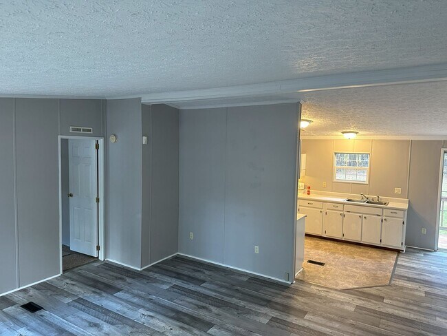 Building Photo - Newly Renovated Mobile Home Rental on the ...