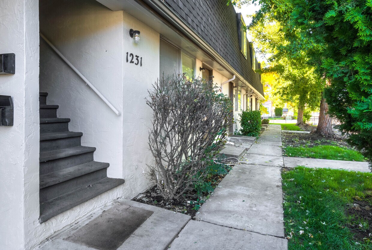 Primary Photo - 1227 W Beacon St