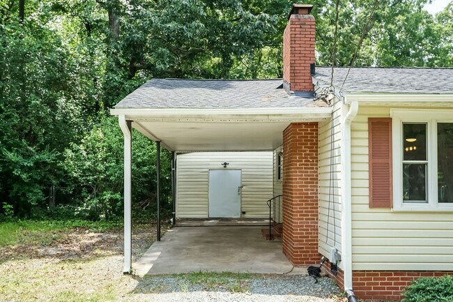 Foto del edificio - Charming 2-Bedroom Home with Screened Porc...
