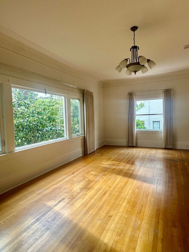 Foto principal - 6bedroom house full of charm steps from UC...
