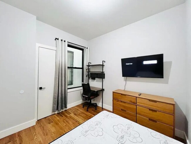 Building Photo - 325 Putnam Ave