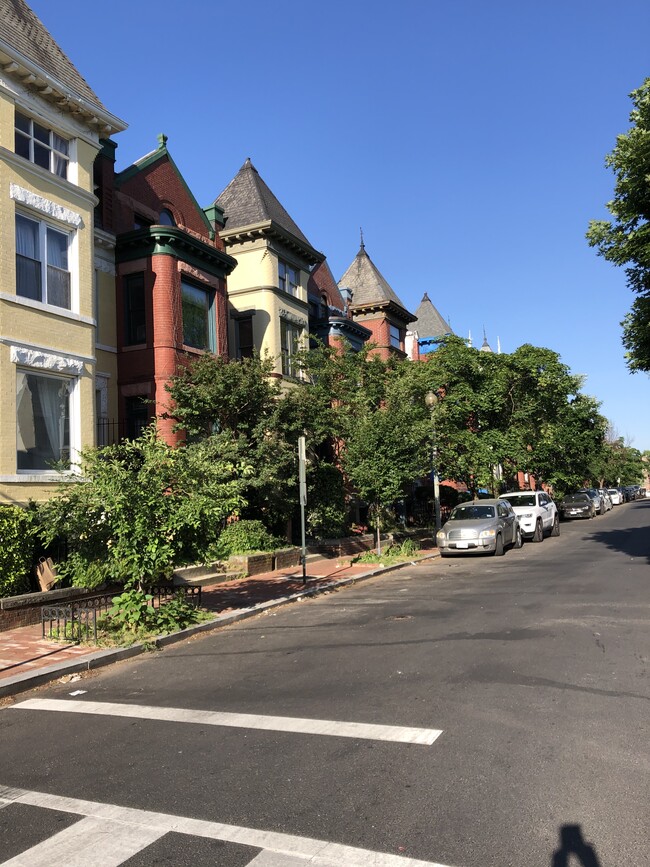 Foto del edificio - 902 Westminster St NW