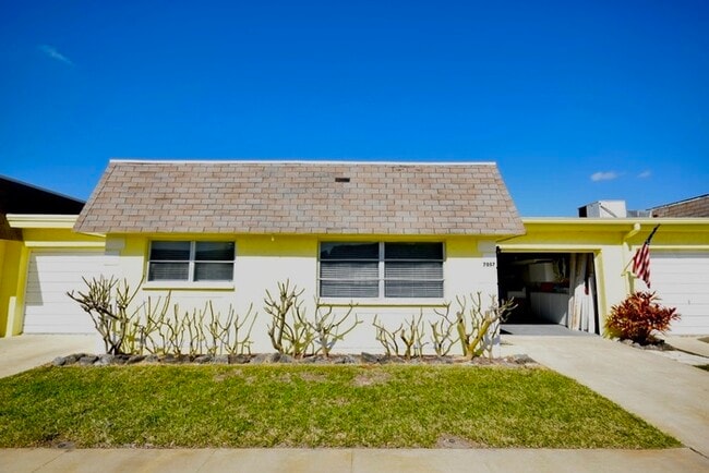 Building Photo - FULLY FURNISHED Condo For Rent in Pinellas...