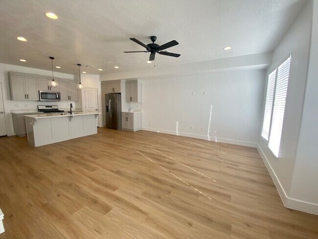 Building Photo - DARLING TOWNHOME FOR RENT!