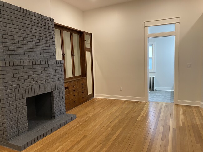 Building Photo - 822 3rd St S