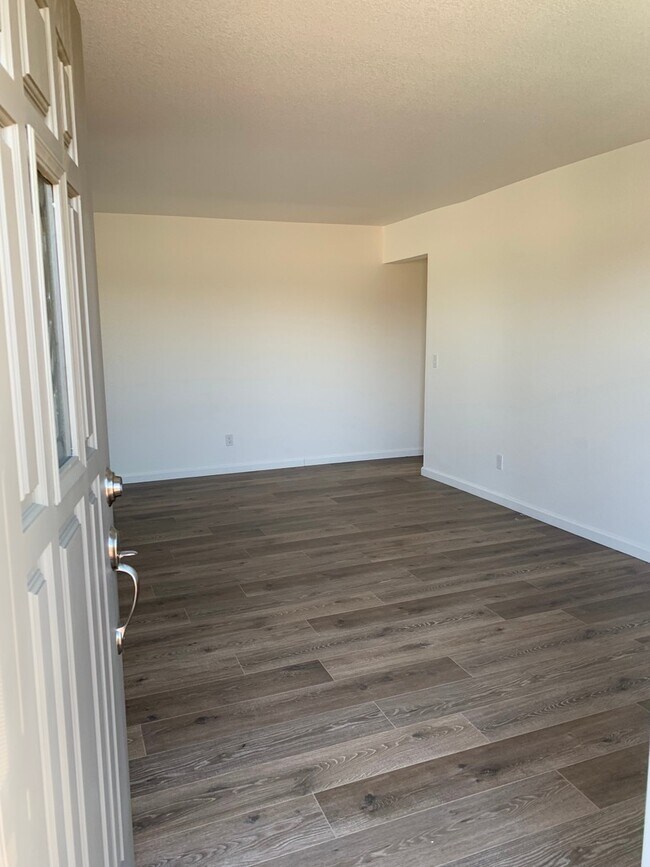Building Photo - Remodeled Upstairs 2 Bedroom 1 Bath Unit