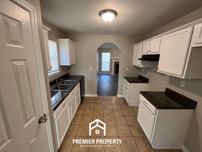 Building Photo - Spacious 3BR Memphis Home w/ Vaulted Ceilings, Fireplace & 2-Car Garage