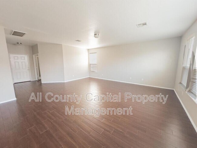 Foto del edificio - 9909 Fantail Ln