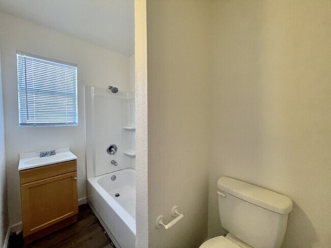 Foto del edificio - Single story 1 bedroom 1 bath condo availa...
