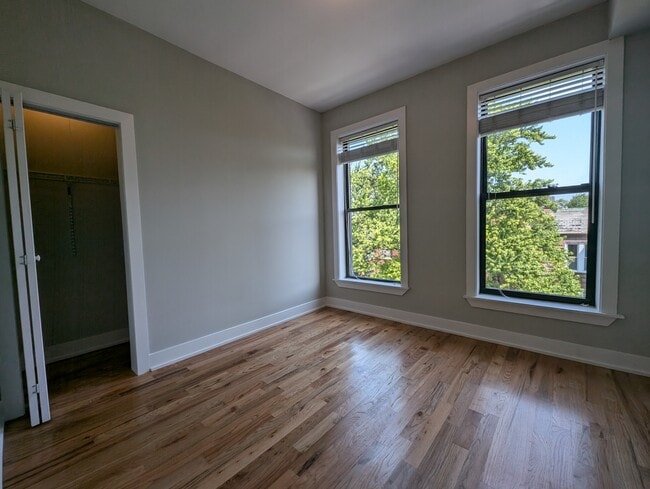 Building Photo - 627 W Oakdale Ave