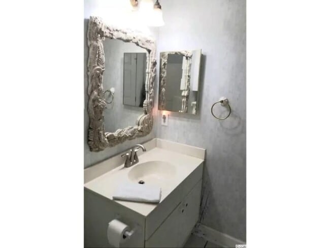 Building Photo - 4851 Carnation Cir