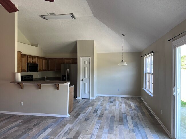 Comida - 110 Creekside Cir