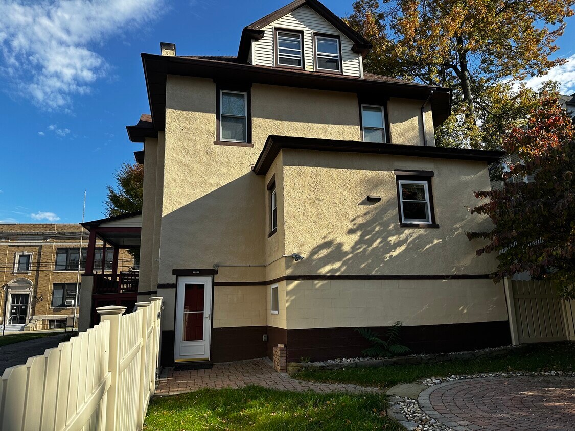 Private Entrance - 39 Bartholdi Ave