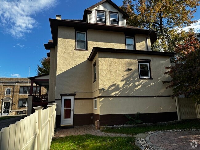 39 Bartholdi Ave