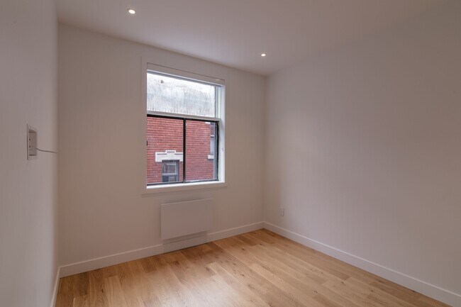 Building Photo - 6885-6891 Rue Sherbrooke O