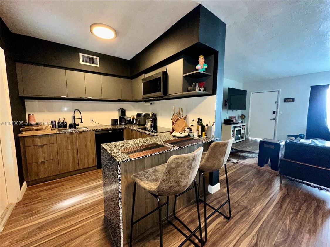 Foto principal - 1135 101st St