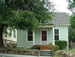 Building Photo - 536 W Monument St