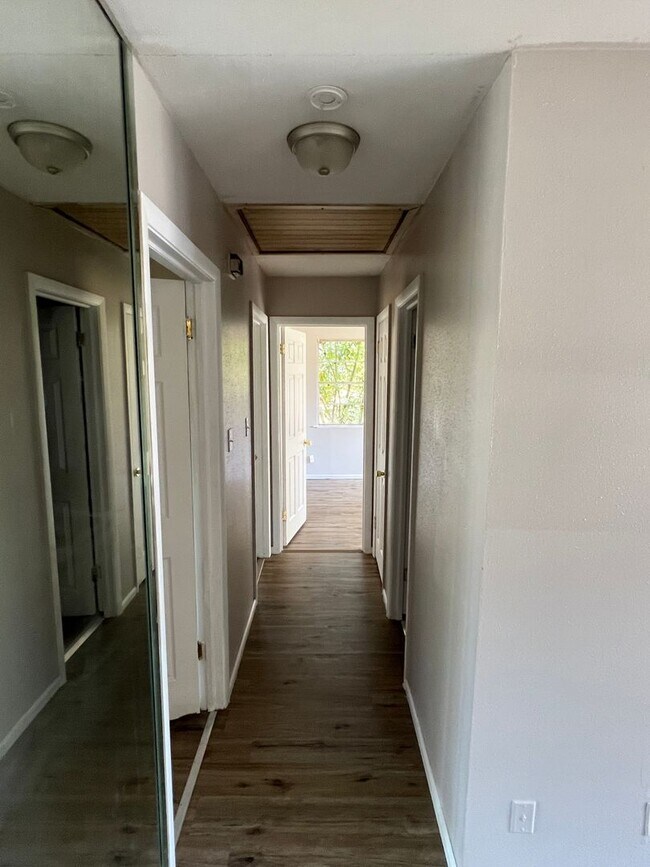 Foto del edificio - New Floors and Paint!!