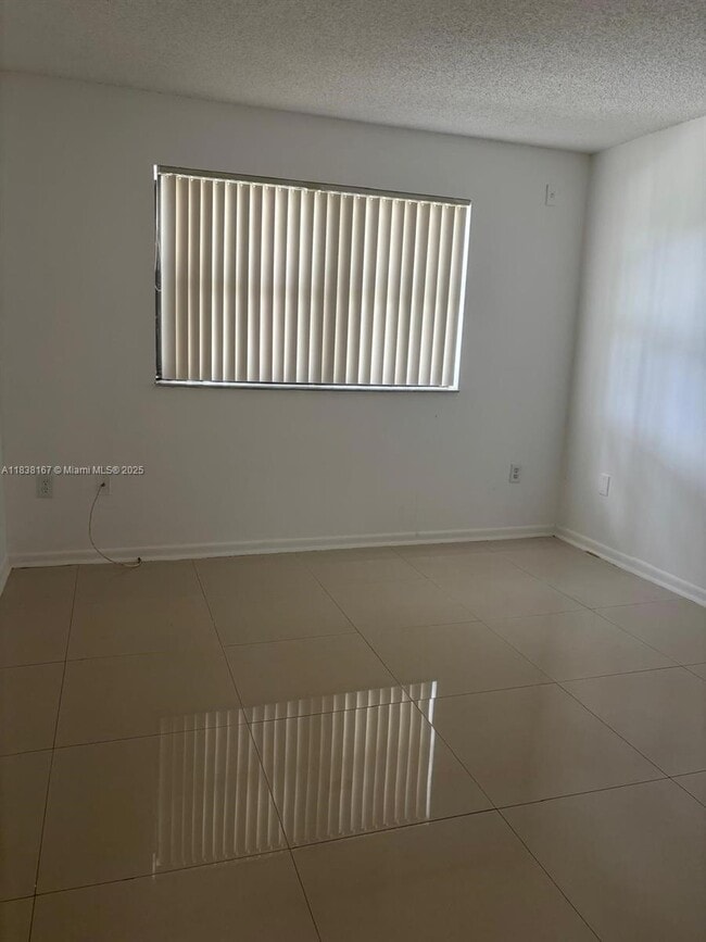 Foto del edificio - 7110 NW 179th St
