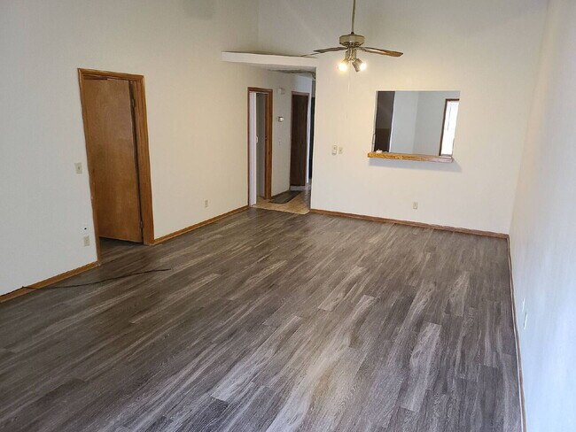 Foto del edificio - "Charming 2-Bedroom Oasis with Cozy Fireplace on Caracas Dr!"