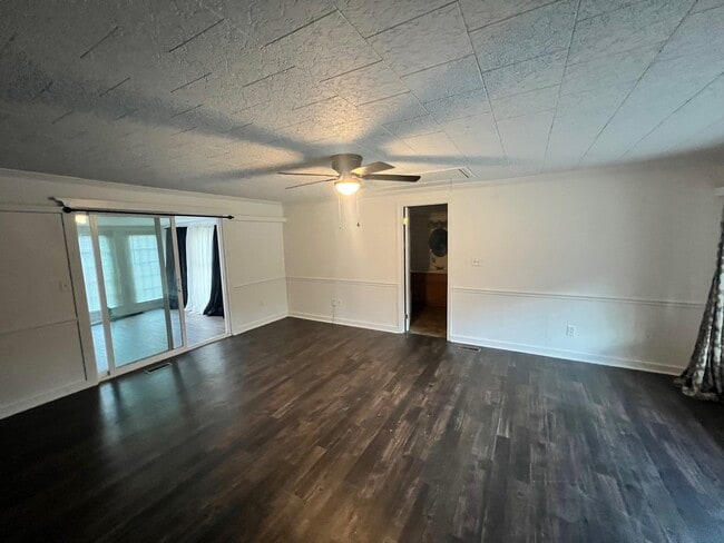 Building Photo - 695 Mahlep Ln