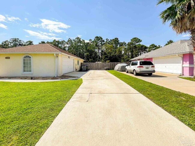 Building Photo - 1086 Chandelle Lake Dr