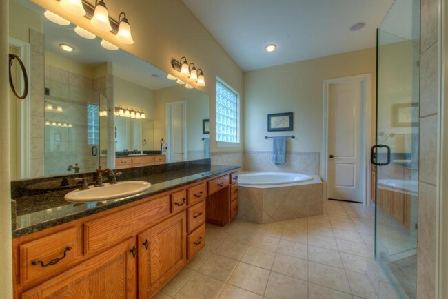 Building Photo - 2801 University Club Dr