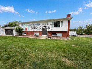 Building Photo - 901 E Fiesta