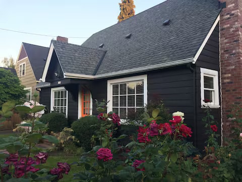 1920s Cape Cod Bungalow - 2904 NE Schuyler St